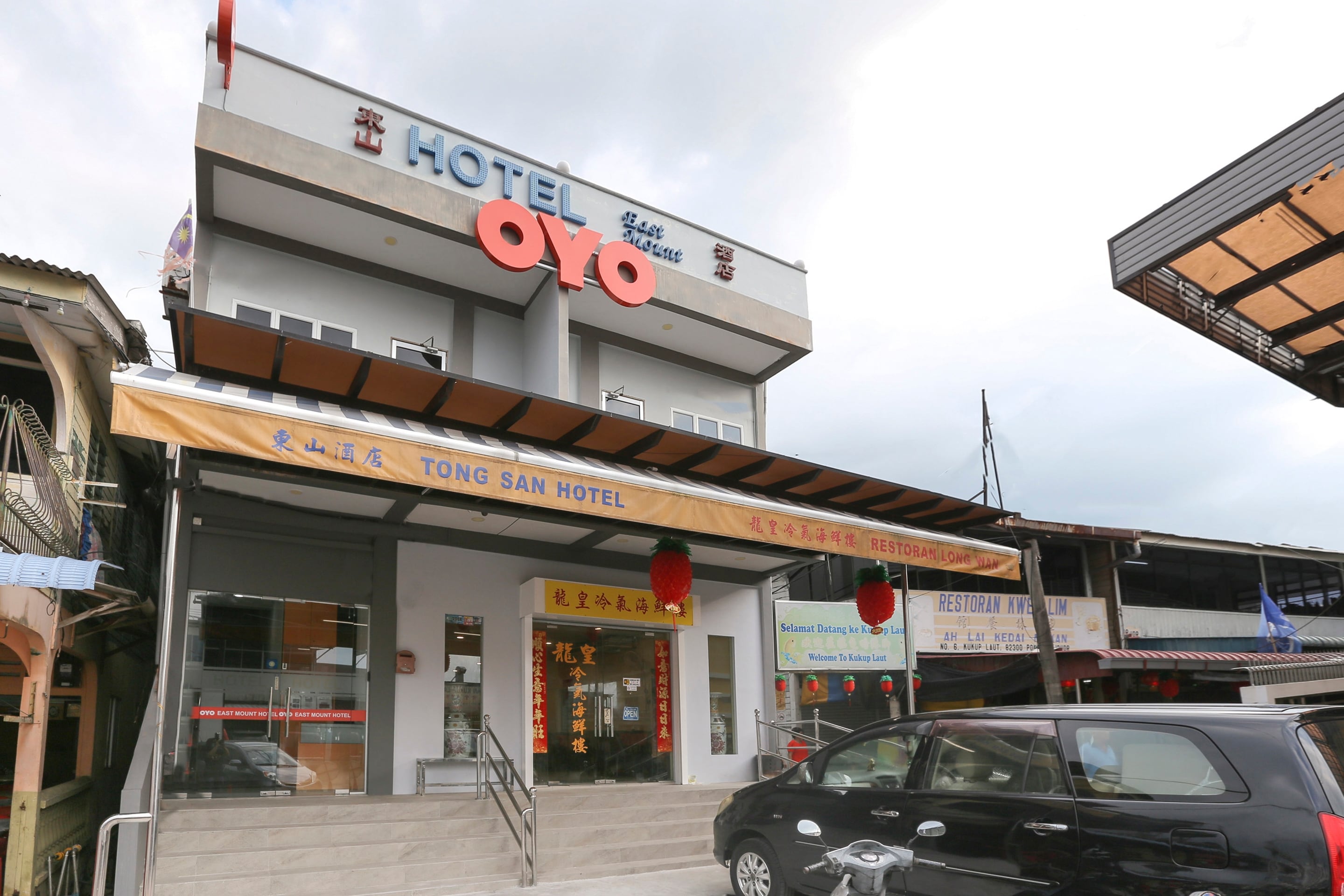 OYO 89915 East Mount Hotel - Tap to explore photos