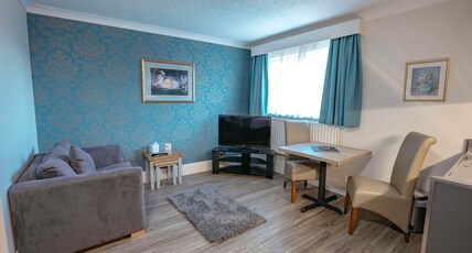 Best Western Manor Hotel Room Type - Suite-1 King Bed, Non-Smoking, Kitchenette, Lounge Area