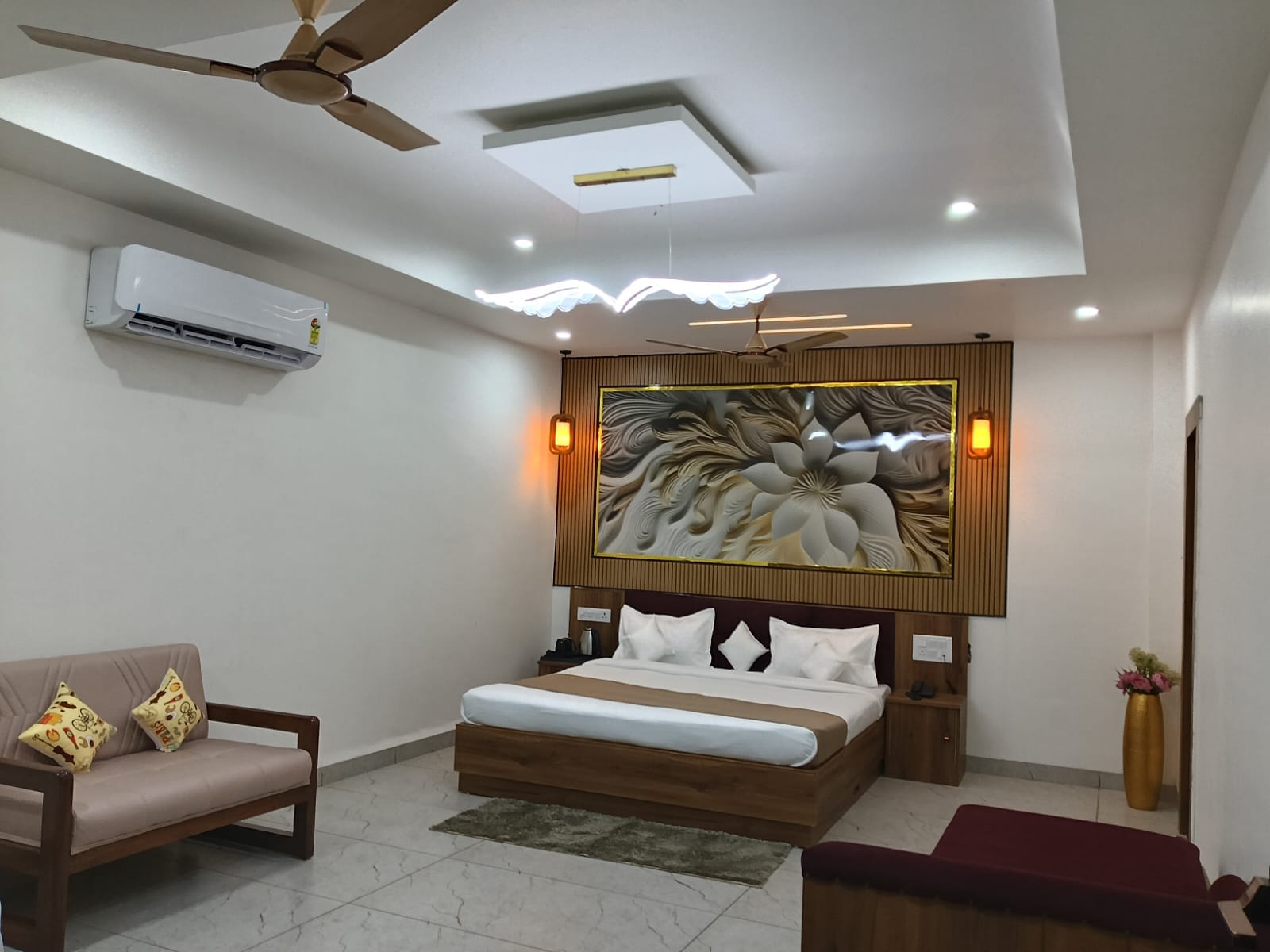Hotel Yuvraj Inn - Tap to explore photos
