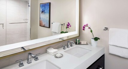 Hilton Marco Island Beach Resort Room Type - OCN VIEW 2QN MOB ACC TUB