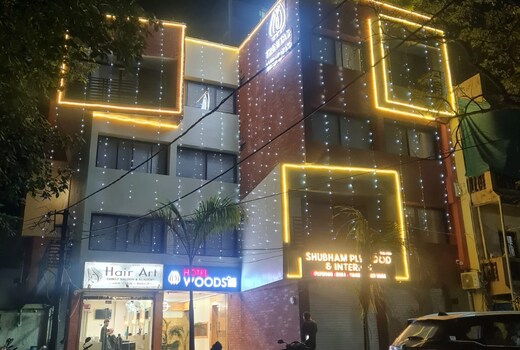 HOTEL WOODS INN