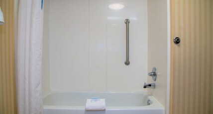 Hampton Inn Lewisburg Room Type - 1 KING BED SOFA BED NS