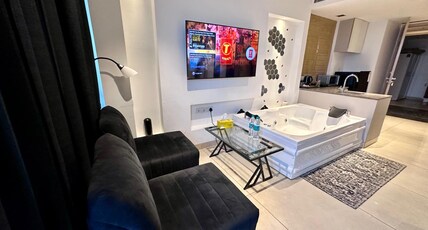 High Rise Luxe Studios at M3M One Key Room Type - High Luxe Black Jaccuzi Studio
