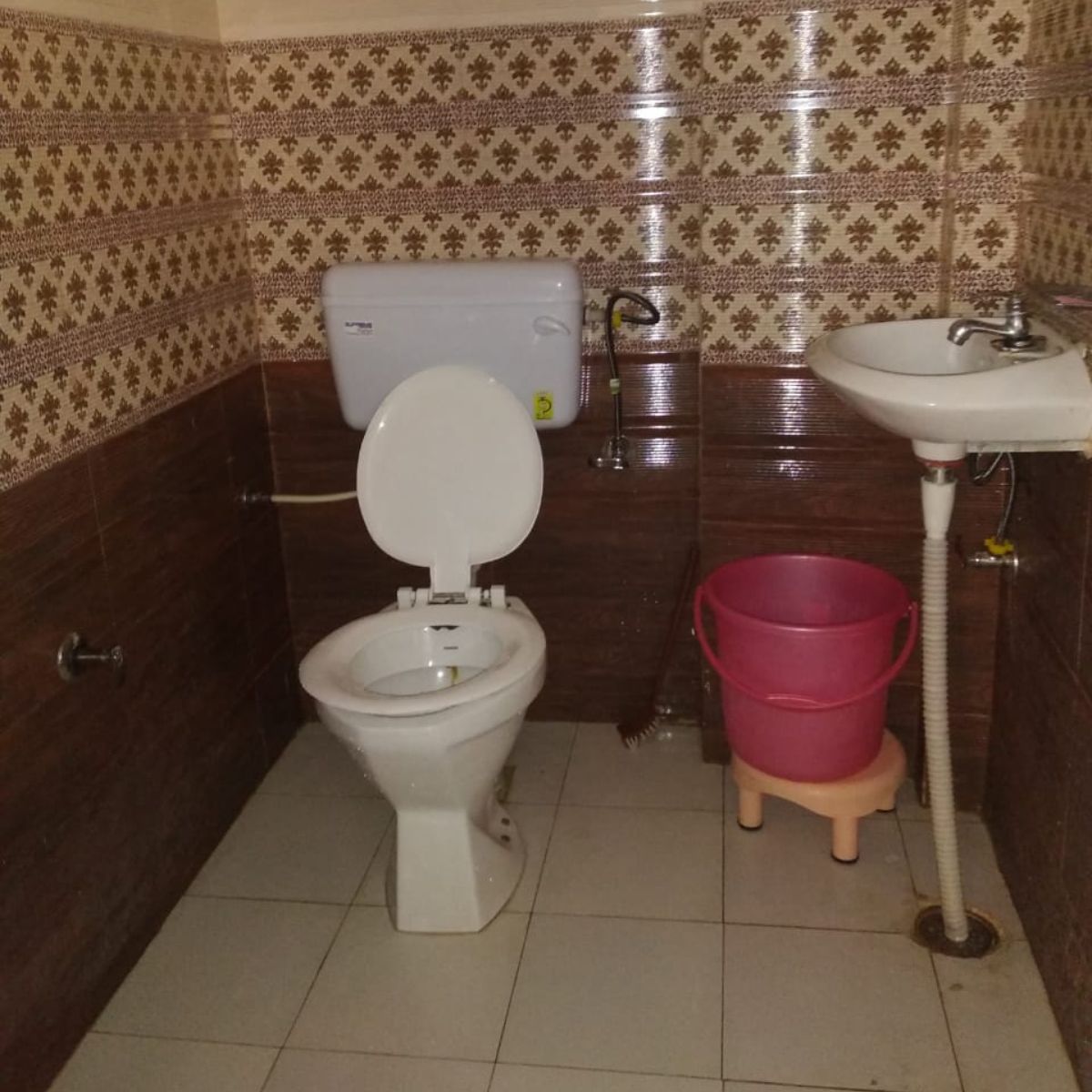 DD Guest house - Tap to explore photos