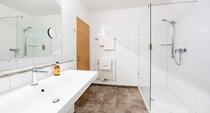 Best Western Plus iO Hotel Room Type - 1 Queen Bed, Comfort Room, 28 Square Meters, Air-Conditioned, Sound Proof Windows, Desk, Free W-Lan
