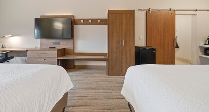 Holiday Inn Express & Suites MACON NORTH Room Type - 2 Queen Beds Ste Additional Living Area