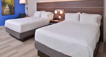 Holiday Inn Express & Suites STEVENS POINT Room Type - 2 Queen Standard Mobil Accessible with Tub