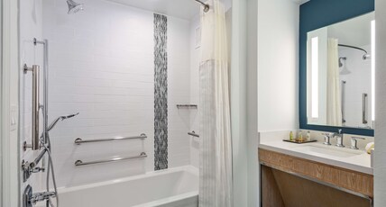 DoubleTree Suites by Hilton Naples Room Type - 1K BALC POOL VW STE ACC TB