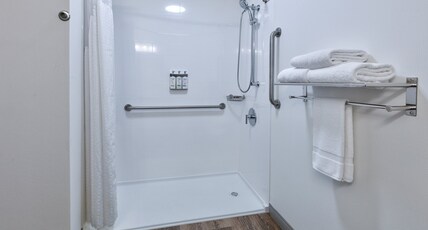 Holiday Inn Express Spokane-Valley, an IHG Hotel Room Type - 1 Bedroom Suite 1 King Mobility Accessible