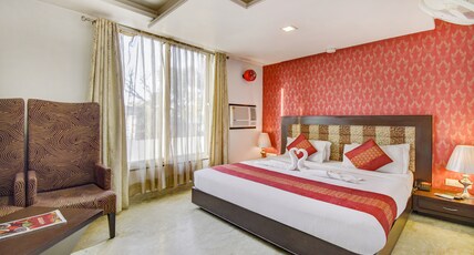 Hotel Raya Inn Room Type - Deluxe Double Room