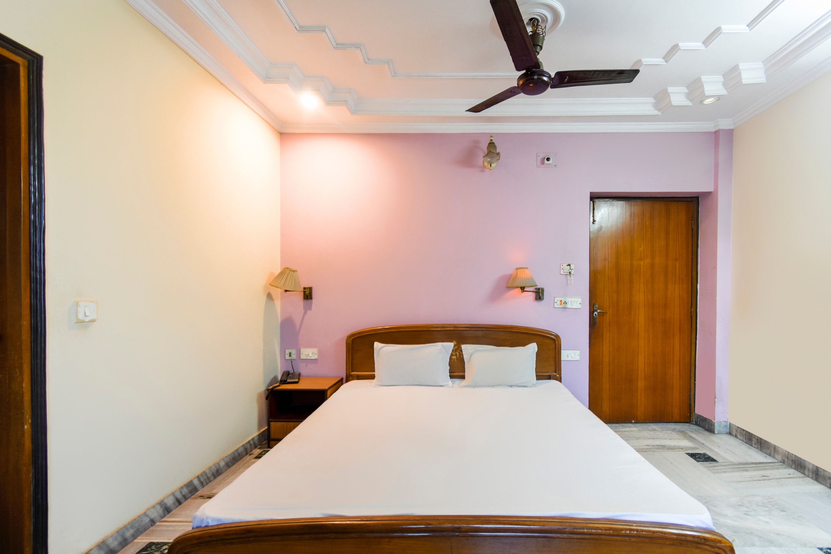 Super Hotel O Ajanta - Tap to explore photos