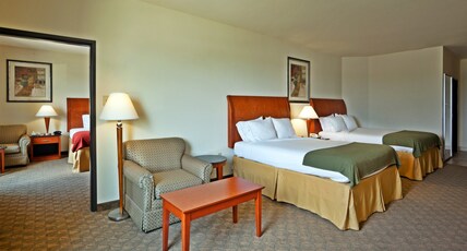 Holiday Inn Express Hotel & Suites Fairfield - North, an IHG Hotel Room Type - 2 Queen Suite Mobil Access Roll Shwr