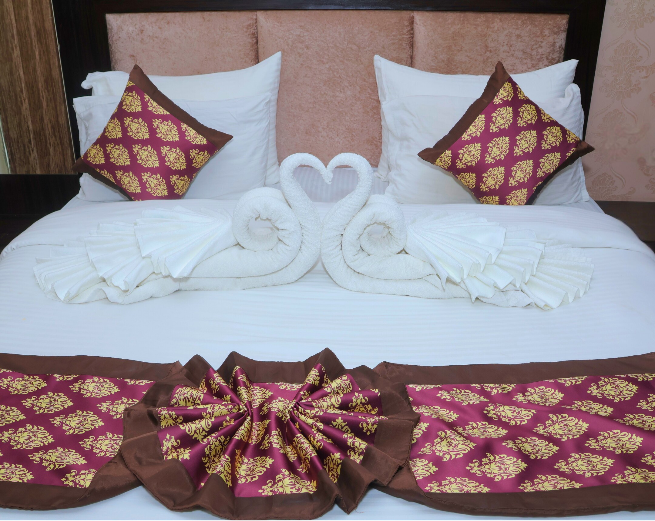 Hotel Shri Radha Nikunj Vrindavan - Tap to explore photos