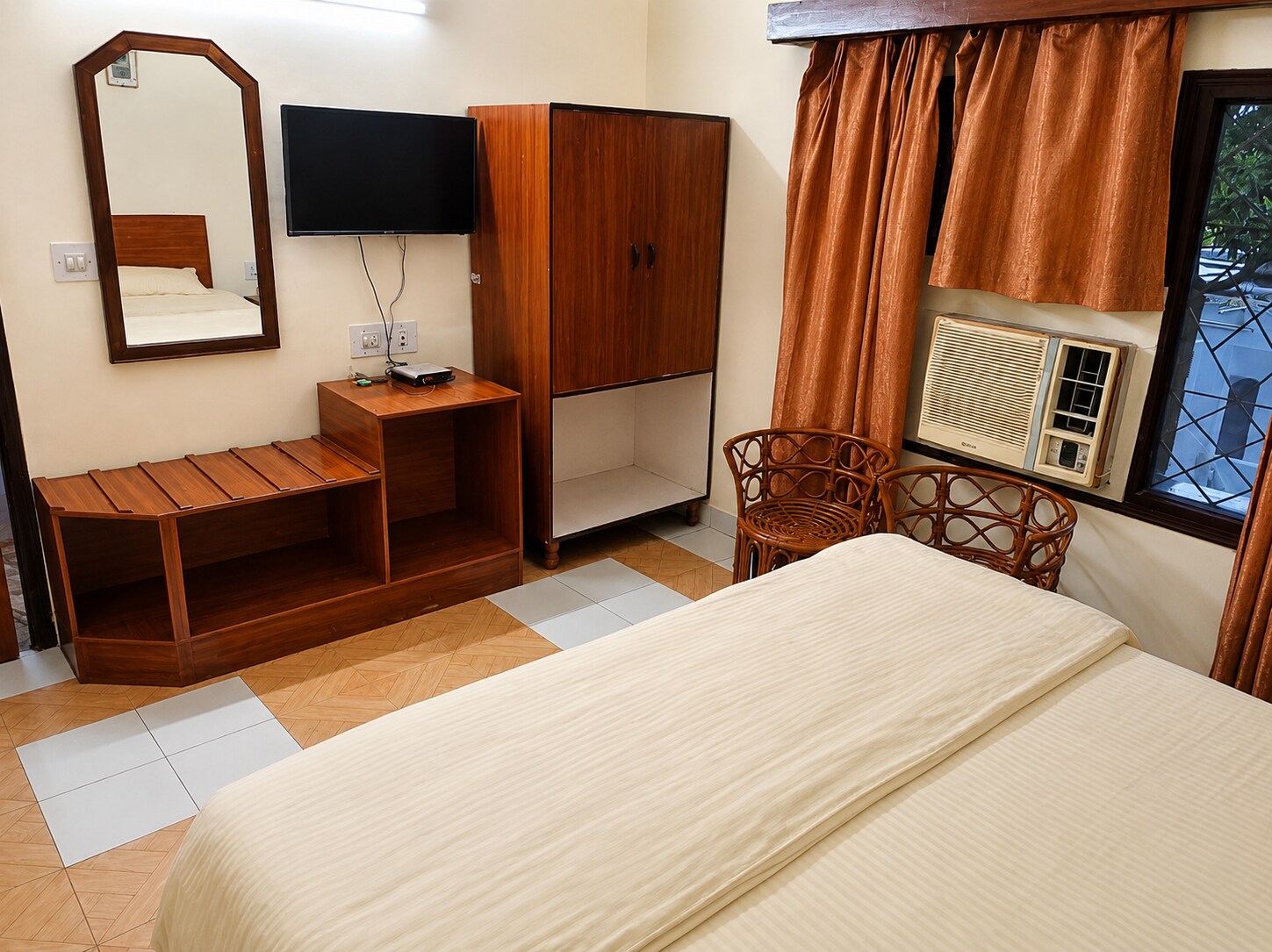 Yland Hotel Khajuraho - Tap to explore photos