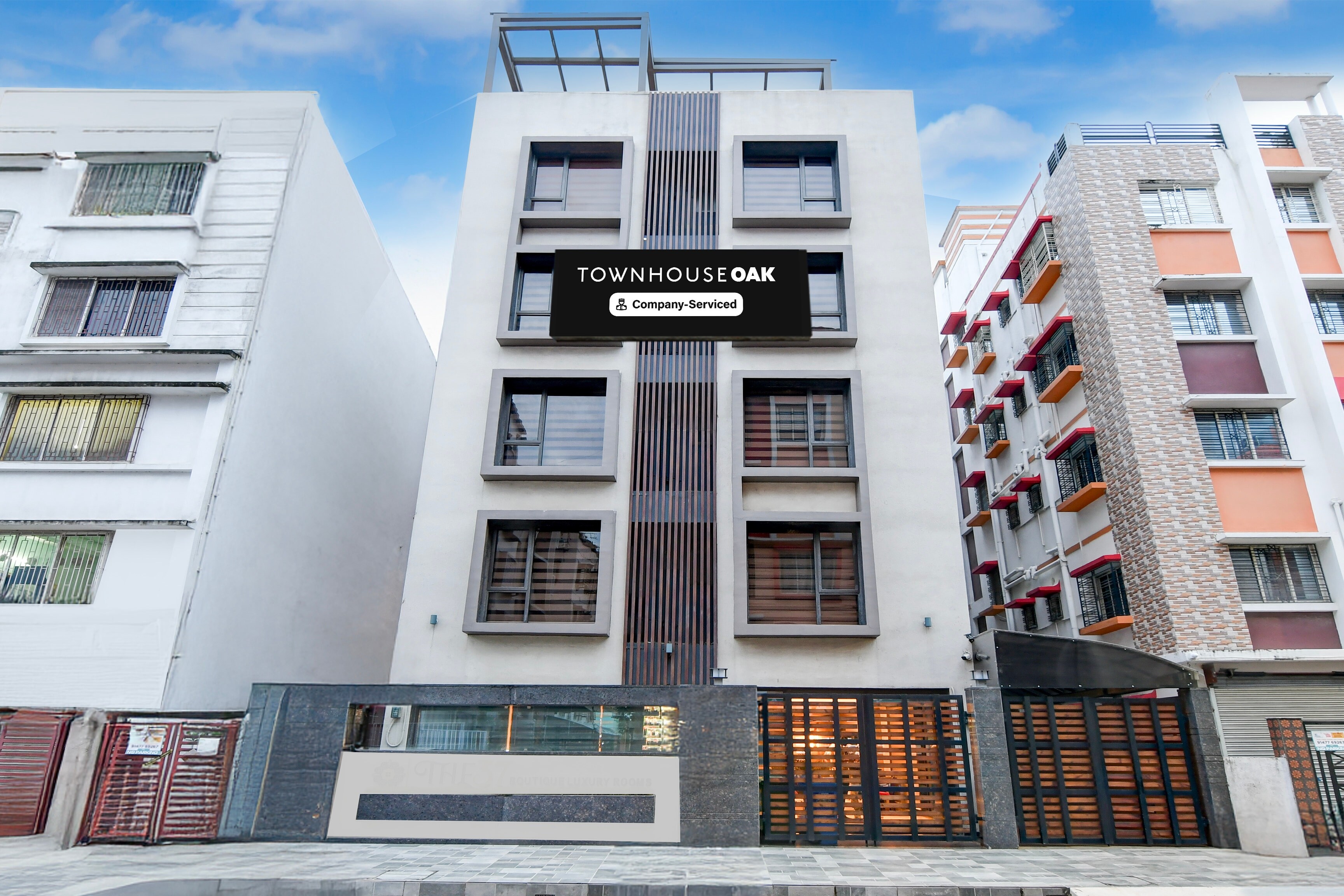 Super Townhouse Oak DLF Newtown Bus Terminal - Tap to explore photos