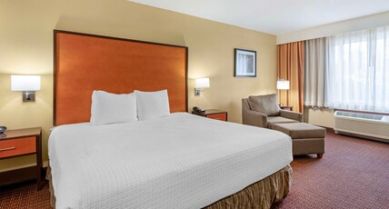 Best Western Plus Cascade Inn & Suites Room Type - Accessible - 1 King, Mobility Accessible, Bathtub, Microwave And Refrigerator, Wi-Fi, Non-Smoking, F