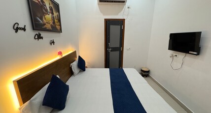 Shree Radha Vallabh Palace  800 m from Prem Mandir Room Type - Standard