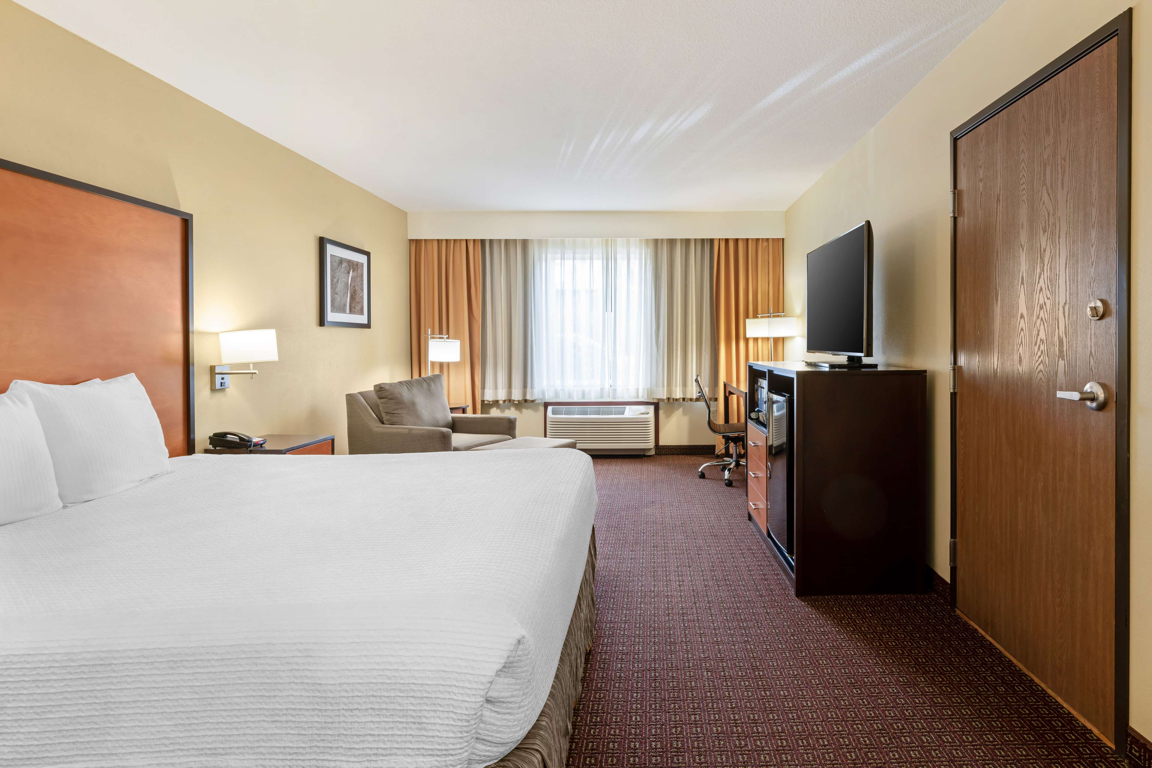Best Western Plus Cascade Inn & Suites - Tap to explore photos