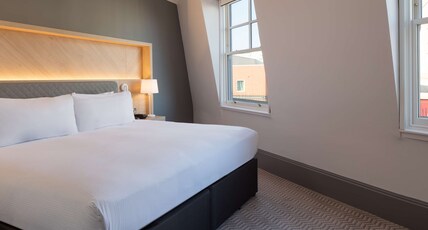 Hilton Nottingham Room Type - KING FAMILY ROOM W SOFABED