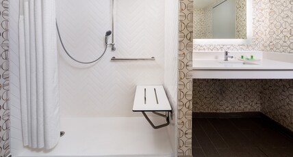 Holiday Inn Charlottesville-Monticello Room Type - 1 Queen Standard Mobil Access Roll Shwr