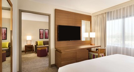 Embassy Suites by Hilton Phoenix Downtown North Room Type - 1 KING STE ACCESSIBLE TUB