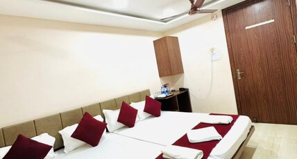 Vimoksha Residence I 9 min walk to Kashi Vishwanath Temple Room Type - Deluxe Luxury Quadruple Bedroom