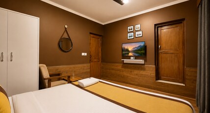 Hotel Jafson Accommodates (5 mins drive to Dal Lake) Room Type - Deluxe Room