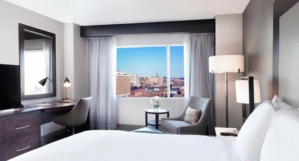 Hilton Baltimore Room Type - 1 KING HEARING ACCESSIBLE