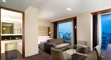 DoubleTree by Hilton Zagreb Room Type - KING DELUXE ROOM