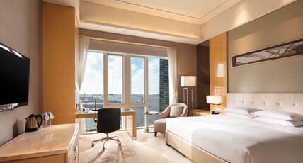 Hilton Dalian Room Type - KING DELUXE ROOM HARBOR VW