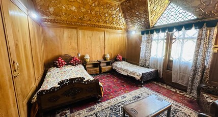 Maharaja Palace Houseboat Room Type - Lake View deluxe Room Maharaja Palace Houseboat Room Type - Lake View deluxe Room