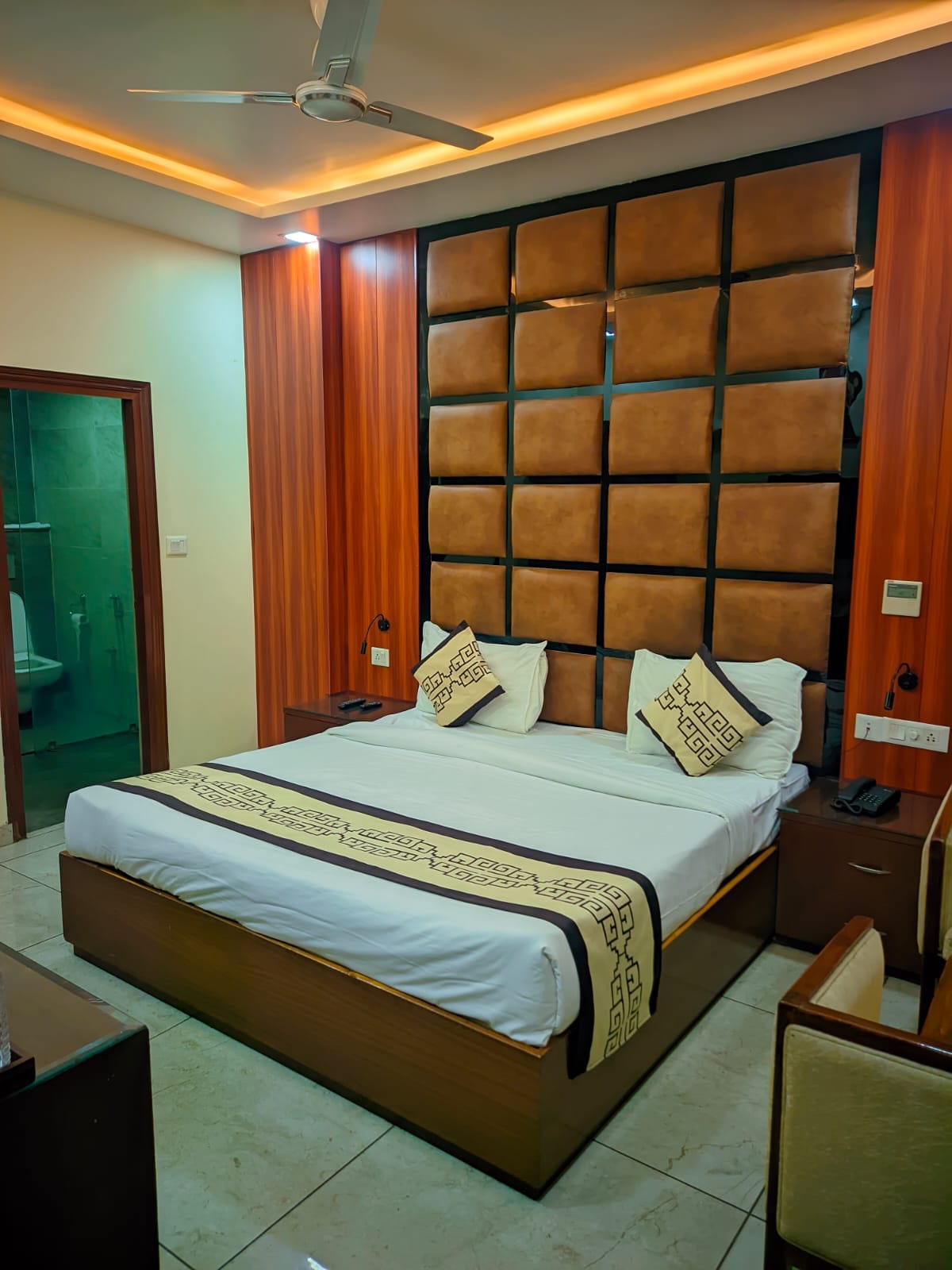 Hotel Roselle Inn - Tap to explore photos