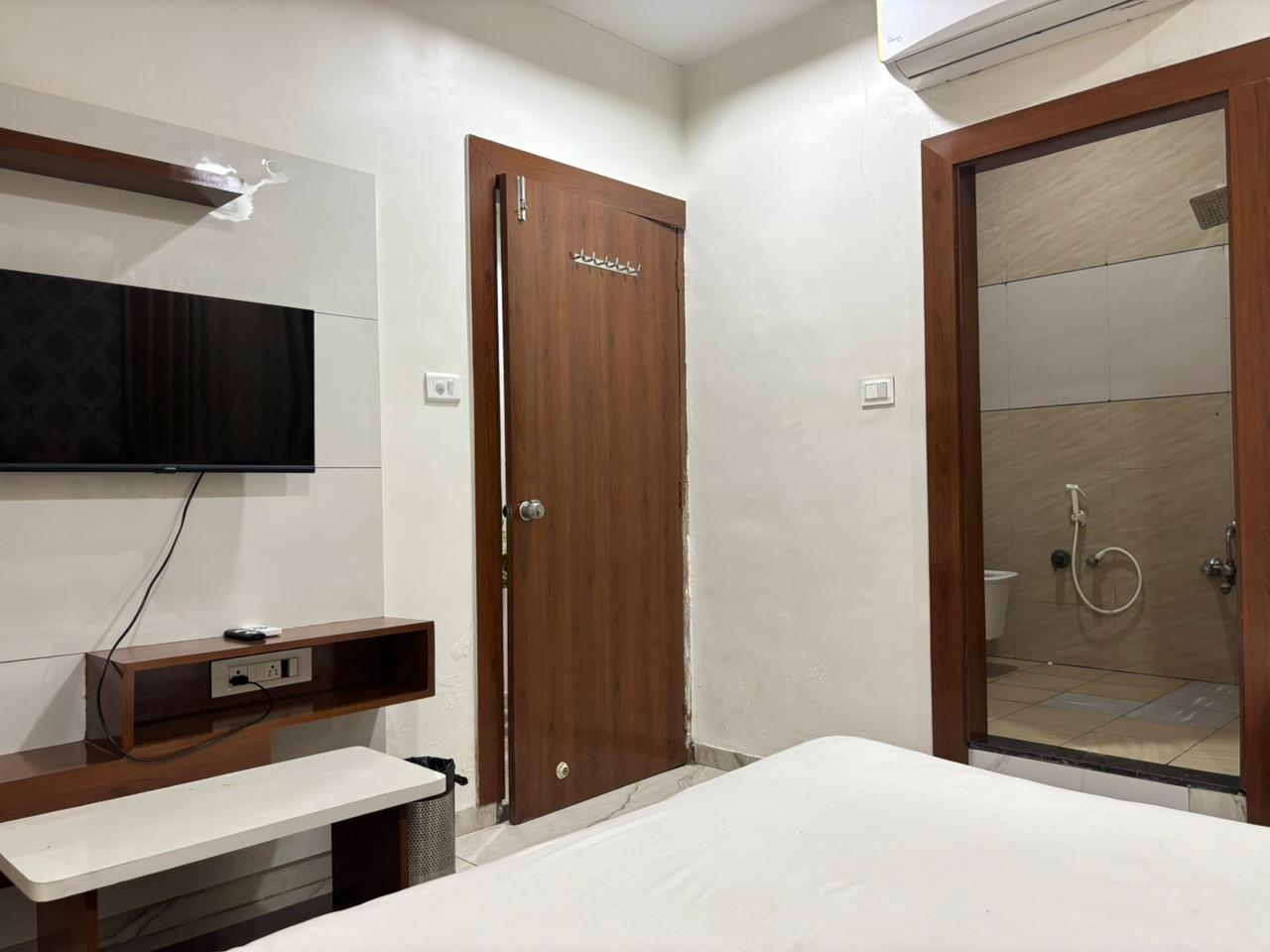 HOTEL RR ONE ROOMS - Tap to explore photos