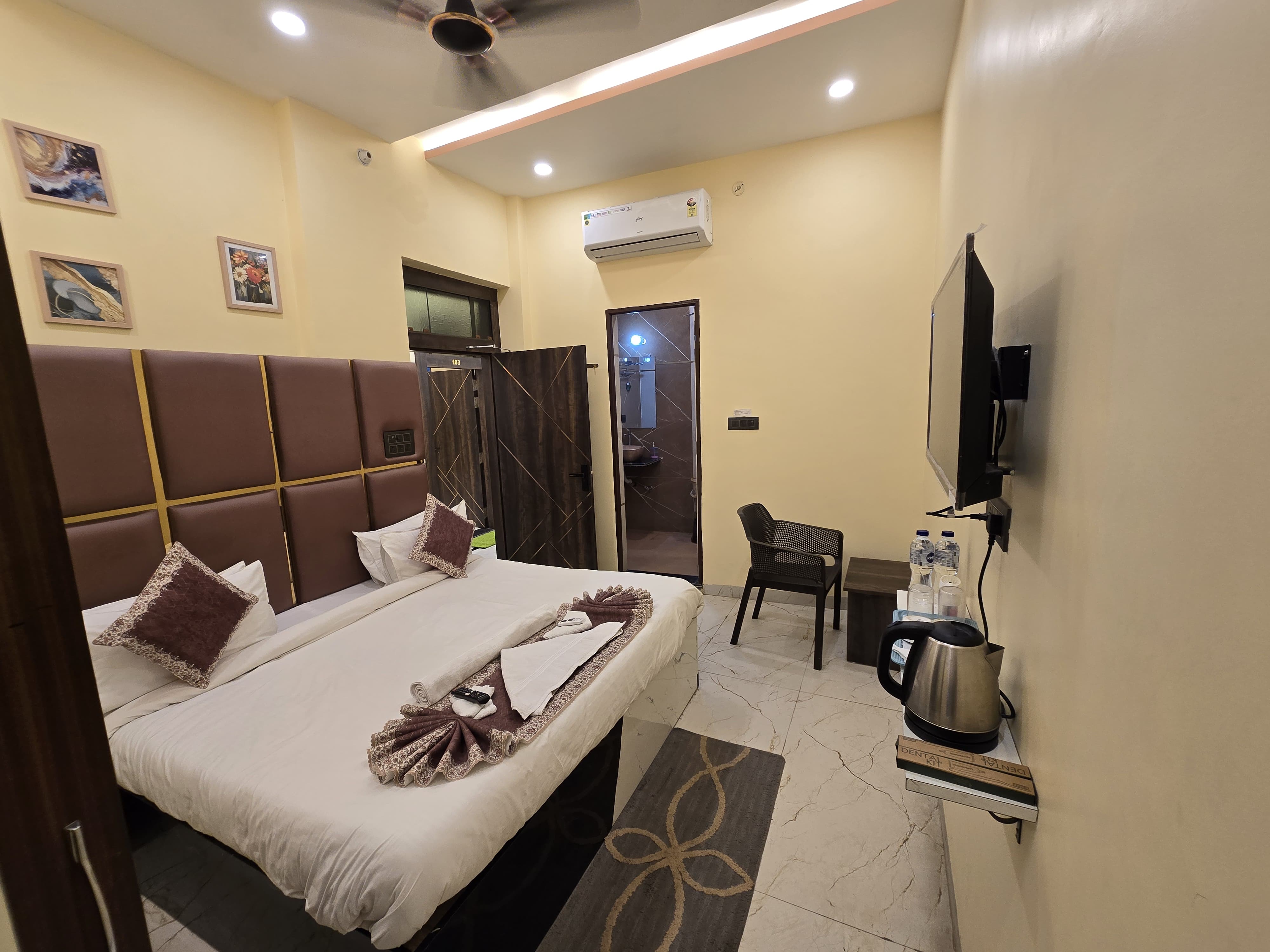 Abhinandan Sadan Guest House - Tap to explore photos