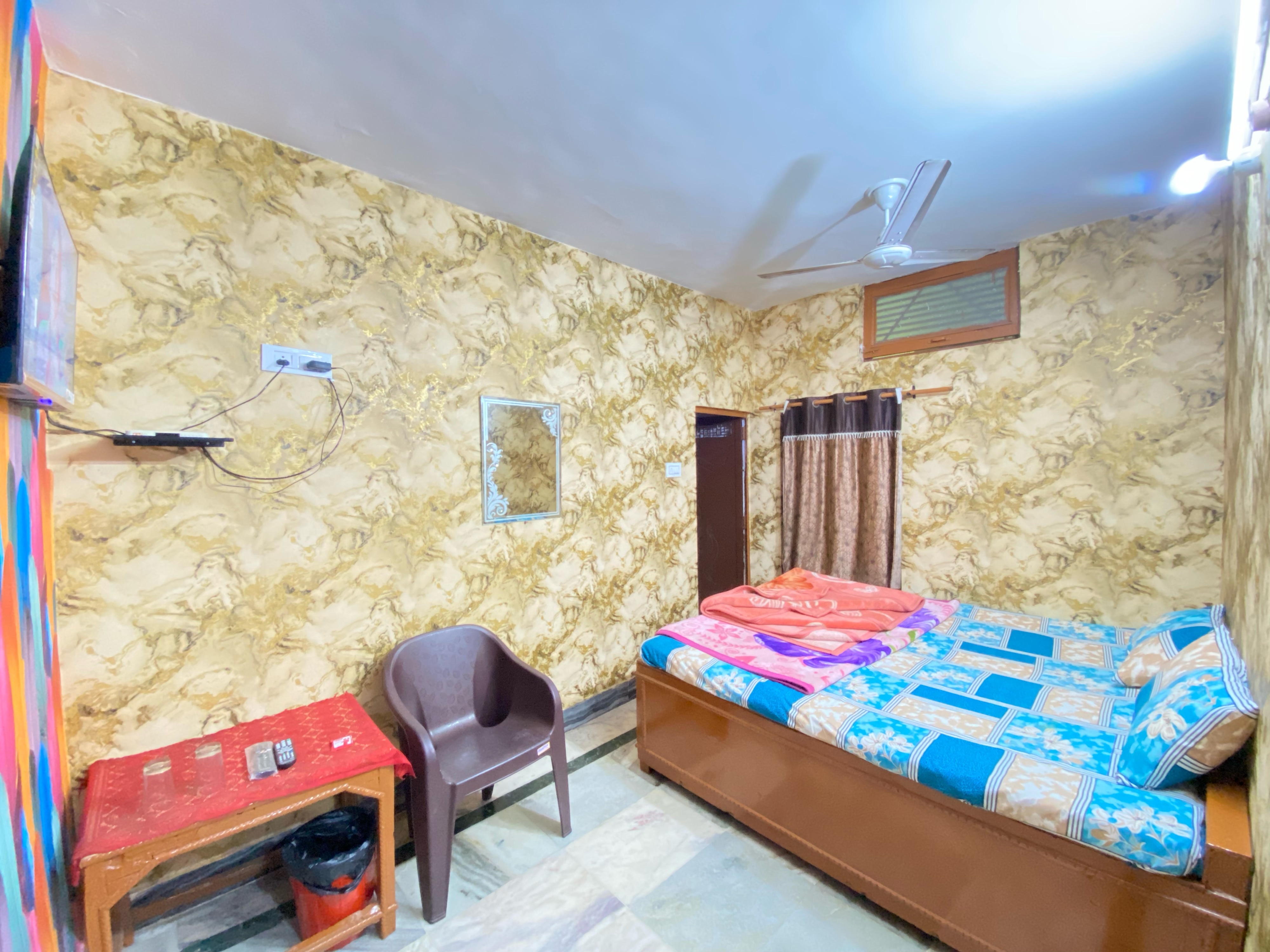 Shri Mahant Guest House - Tap to explore photos