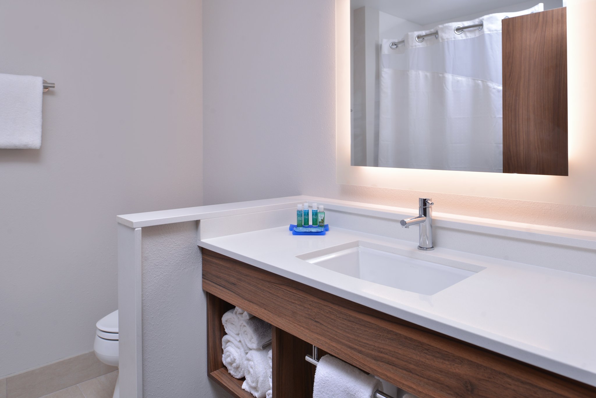 Holiday Inn Express & Suites - Marshalltown - Tap to explore photos