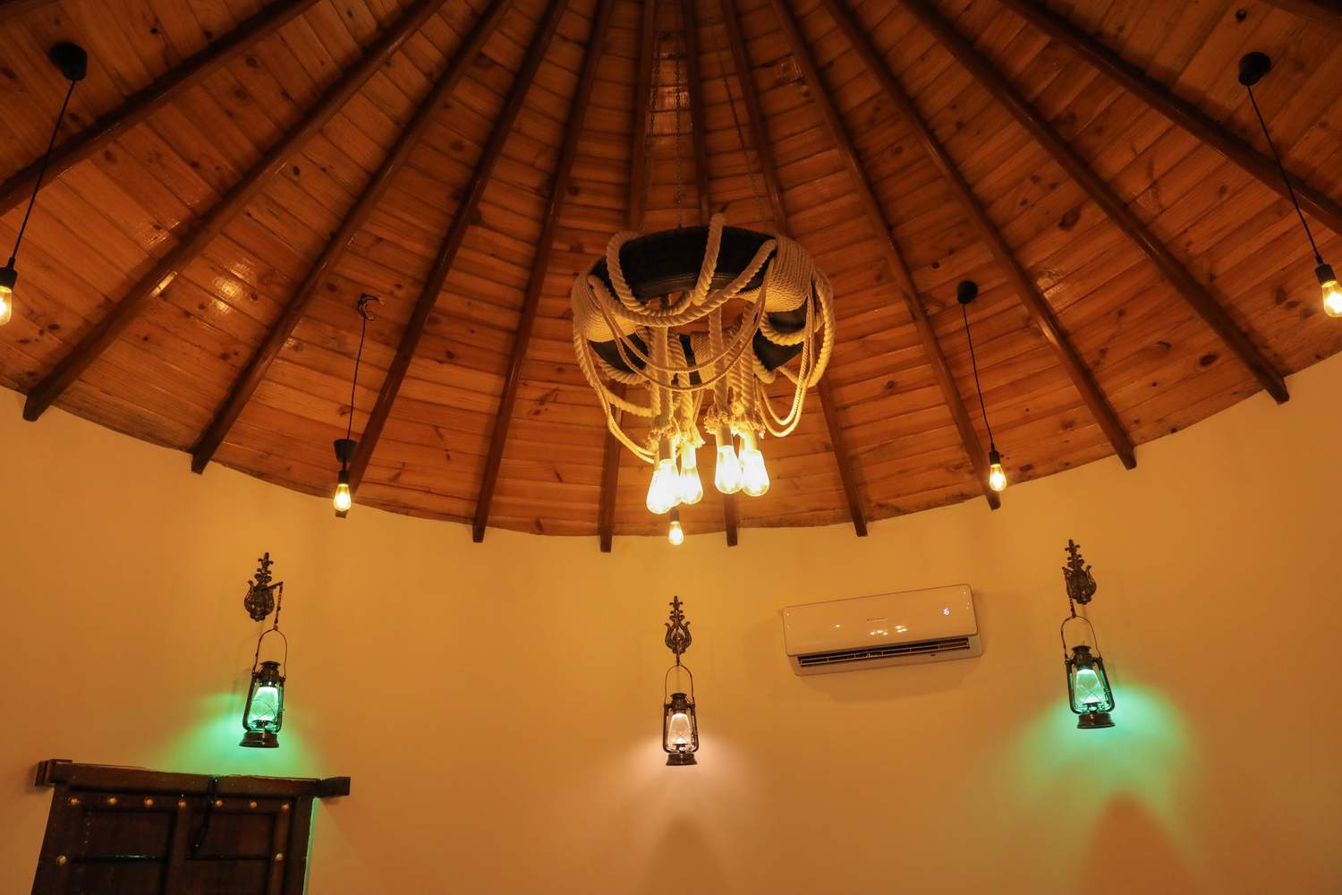 Swamira'hut - Tap to explore photos