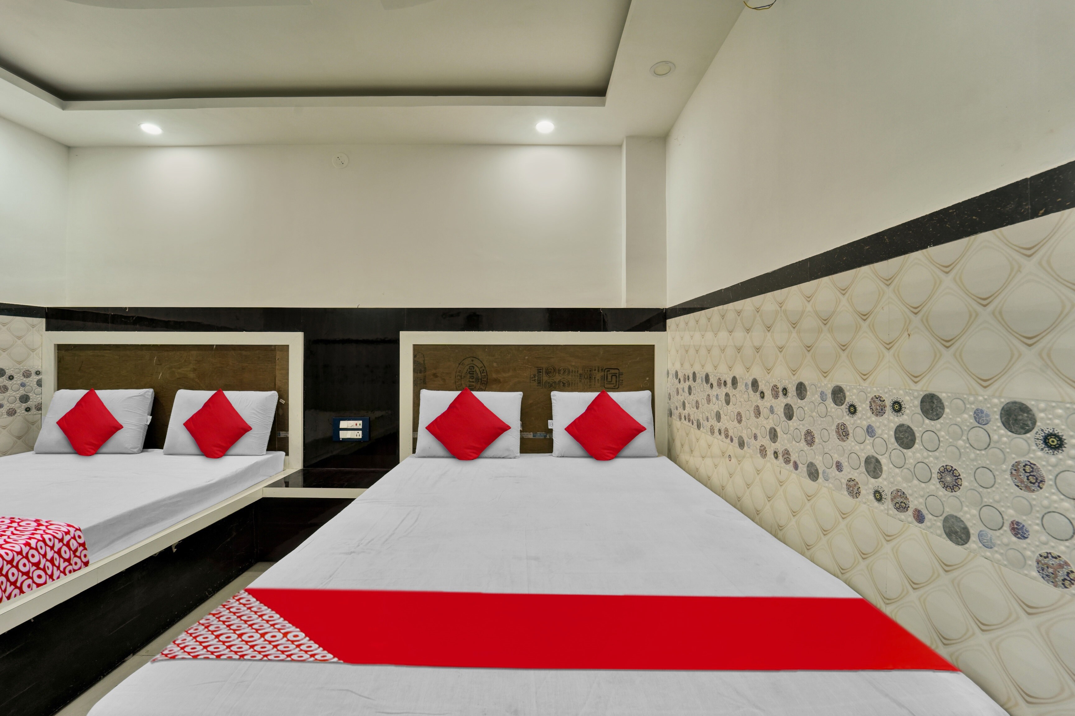 Hotel O DN DAYA VATIKA - Tap to explore photos