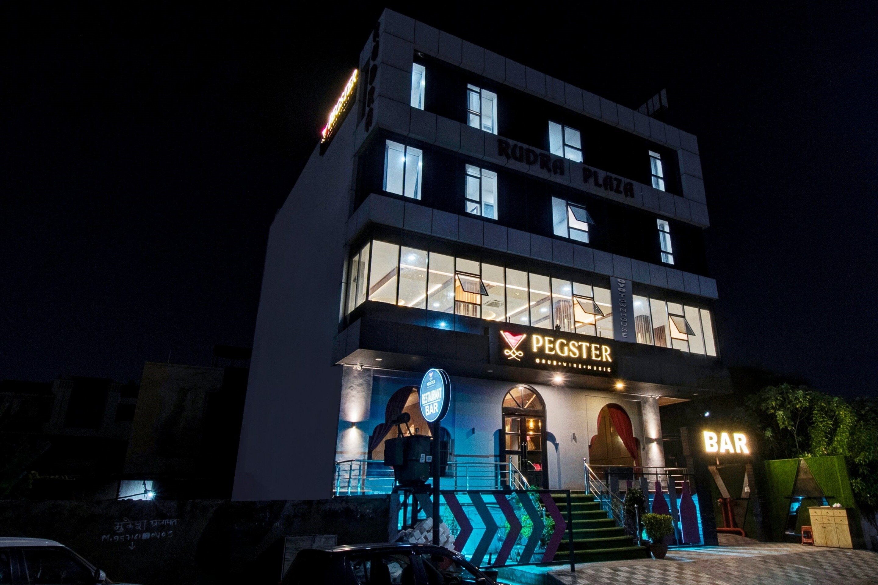 Townhouse OAK Hotel Rudra - Tap to explore photos