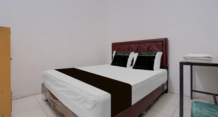Hotel O near RS Harapan Bunda formerly Quanza Inn Room Type - Deluxe Double
