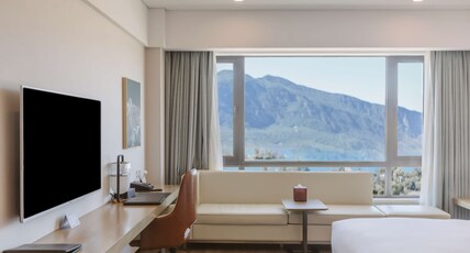 Hilton Lijiang Room Type - KING DELUXE ROOM LAKE VIEW