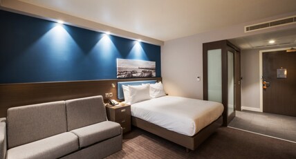Hampton by Hilton Aberdeen Airport Room Type - QUEEN ROOM WITH SOFA BED