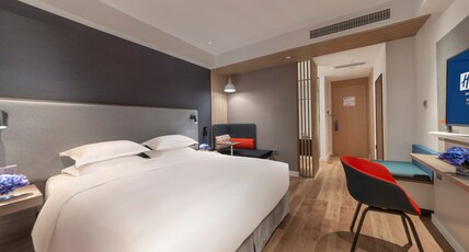 Holiday Inn Express QILIPING Room Type - 1 King Standard Mountain View Balcony