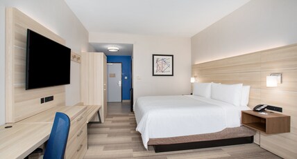 Holiday Inn Express & Suites Phoenix - Glendale Sports Dist Room Type - 1 King Standard