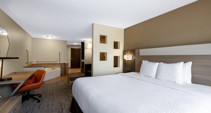 Holiday Inn Express ROCHESTER SOUTH - MAYO AREA Room Type - 1 King Bed Suite Jetted Tub