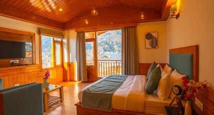 Sparklyn View Luxe Room Type - Premium Balcony Rohtang View Room