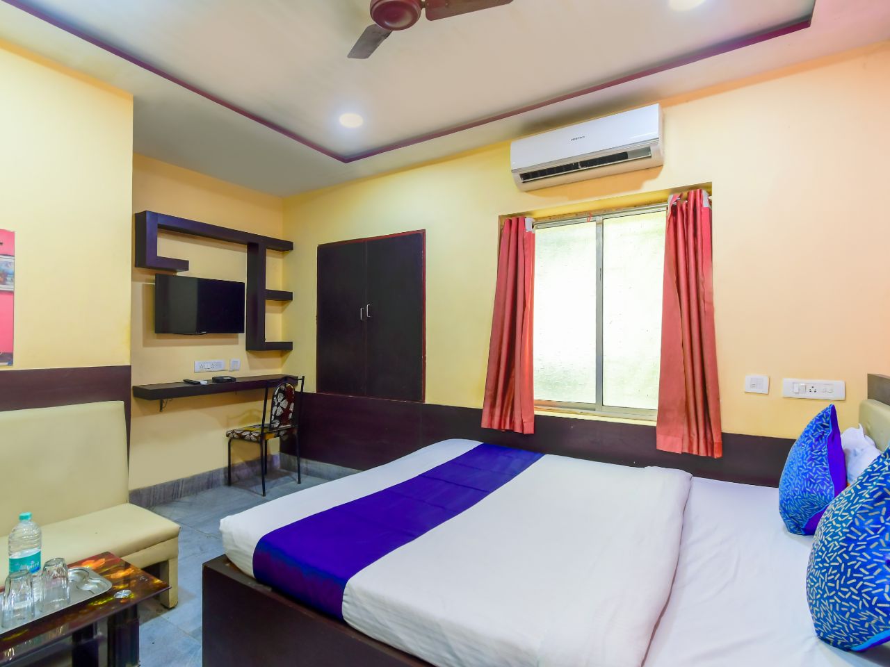 Hotel Chinar Inn - Tap to explore photos
