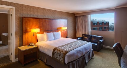 DoubleTree by Hilton Akron Fairlawn Room Type - 1 KING BED JR SUITE