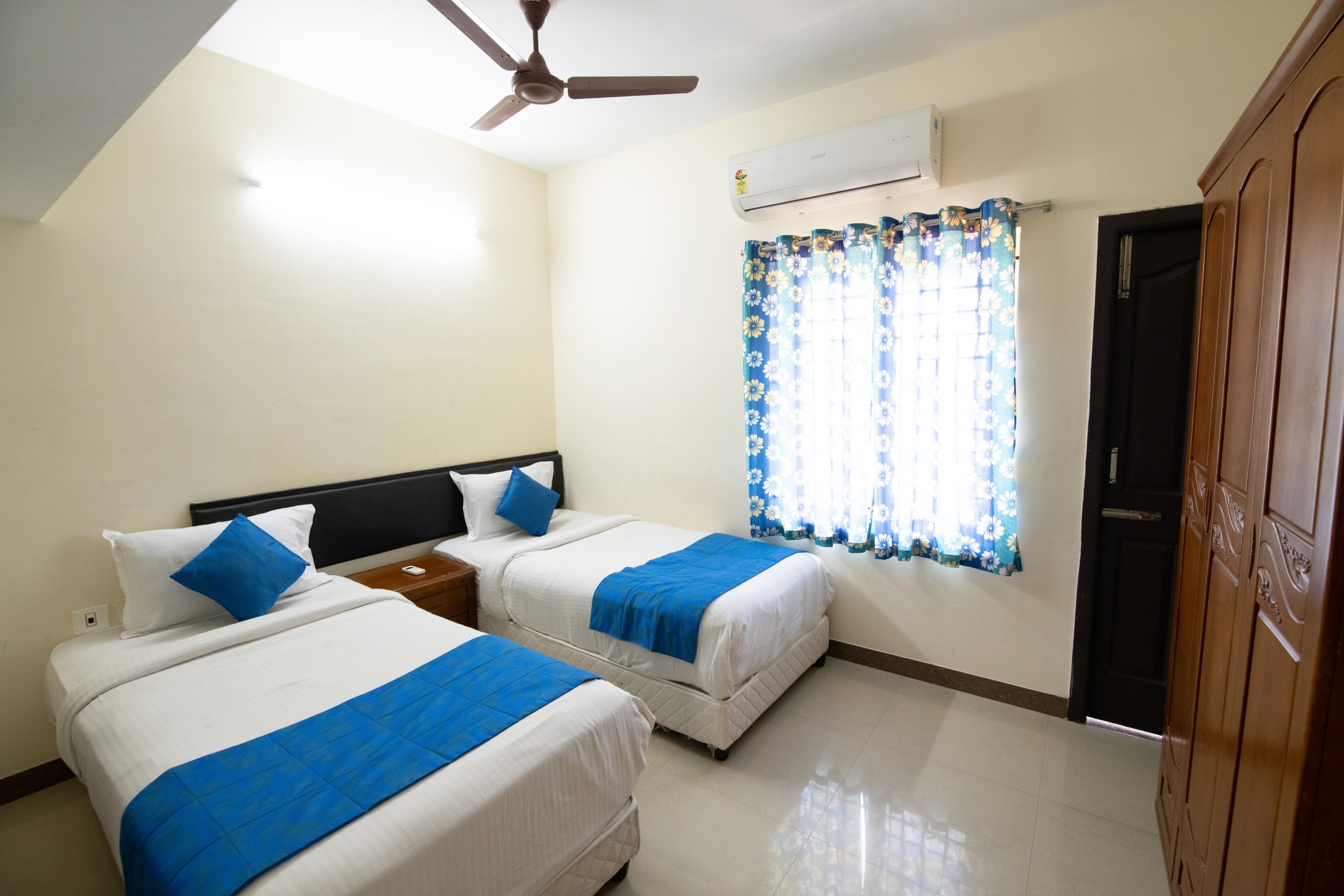High Point Serviced Apartment - Tap to explore photos