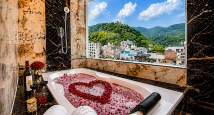 Hotel JP Hills Rishikesh Room Type - Suite Room with Bathtub - with large sofa cum bed Hotel JP Hills Rishikesh Room Type - Suite Room with Bathtub - with large sofa cum bed
